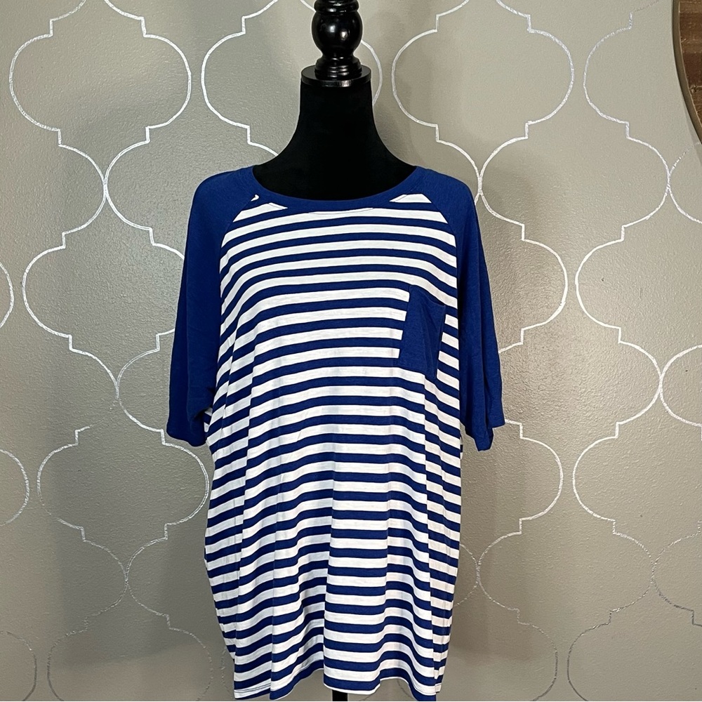🏷️ Torrid Blue Stripe Pocket Tee Size 3